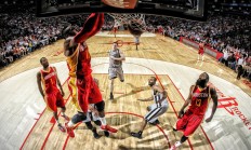 九游娱乐app下载-雄鹿铁蹄踏破深圳防线，浓眉关键一击定乾坤