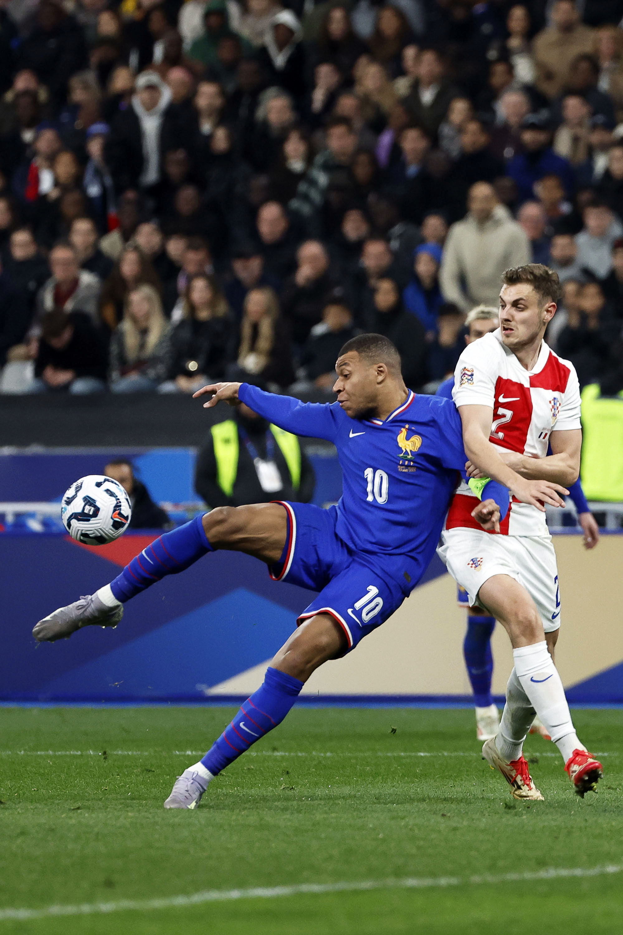 欧洲足球联赛竞争激烈，强队展现实力的简单介绍