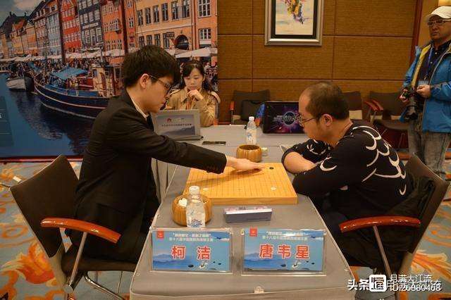 关于柔道擂台上交锋激烈，高手争夺胜利的信息