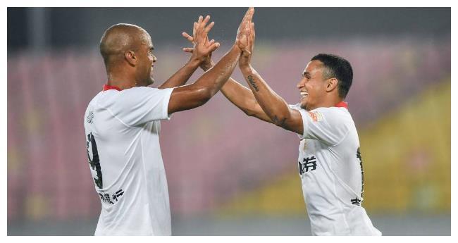 包含亚泰防线紧张，紧盯对手后卫，稳守必胜之地的词条