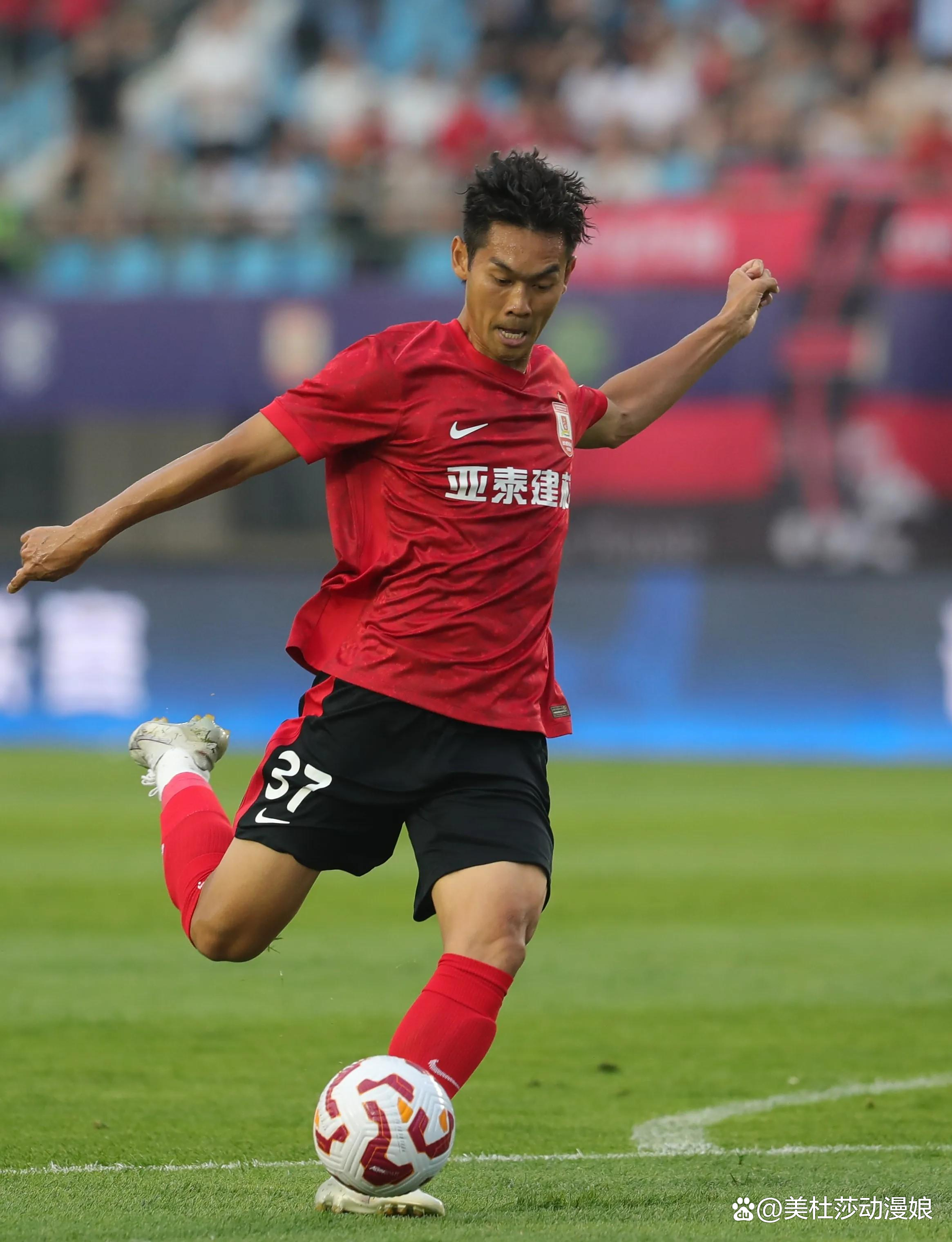 包含亚泰防线紧张，紧盯对手后卫，稳守必胜之地的词条