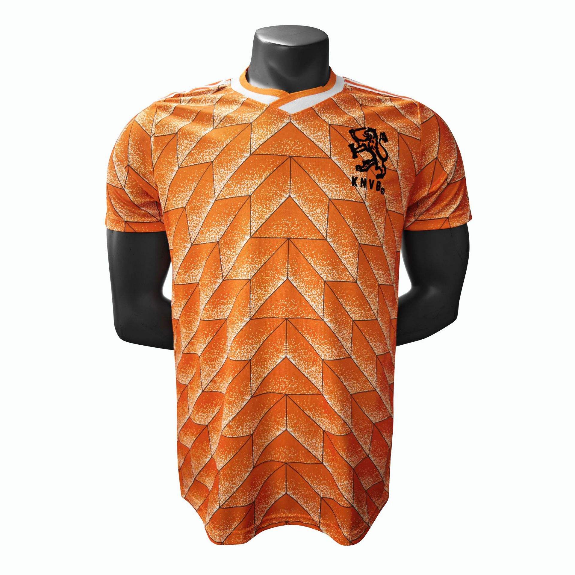 足球俱乐部发布新赛季球衣设计