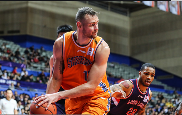 一支新晋球队崭露头角，挑战传统强队地位