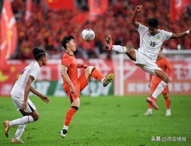 比赛中出现惊险一幕,球迷跌破眼镜 比赛中出现惊险一幕,球迷跌破眼镜