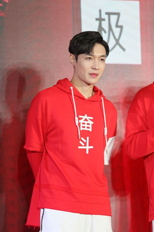 挑战极限！球员尽力奋斗争夺胜利的简单介绍