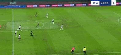 激烈足球对决中球队进攻节奏快速