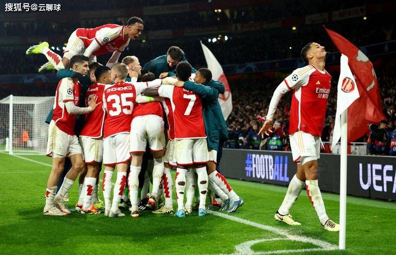 激烈足球对决中球队进攻节奏快速