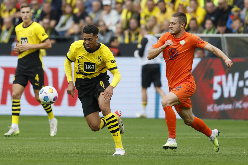 包含沃尔夫斯堡球员训练场上全力备战未来比赛的词条