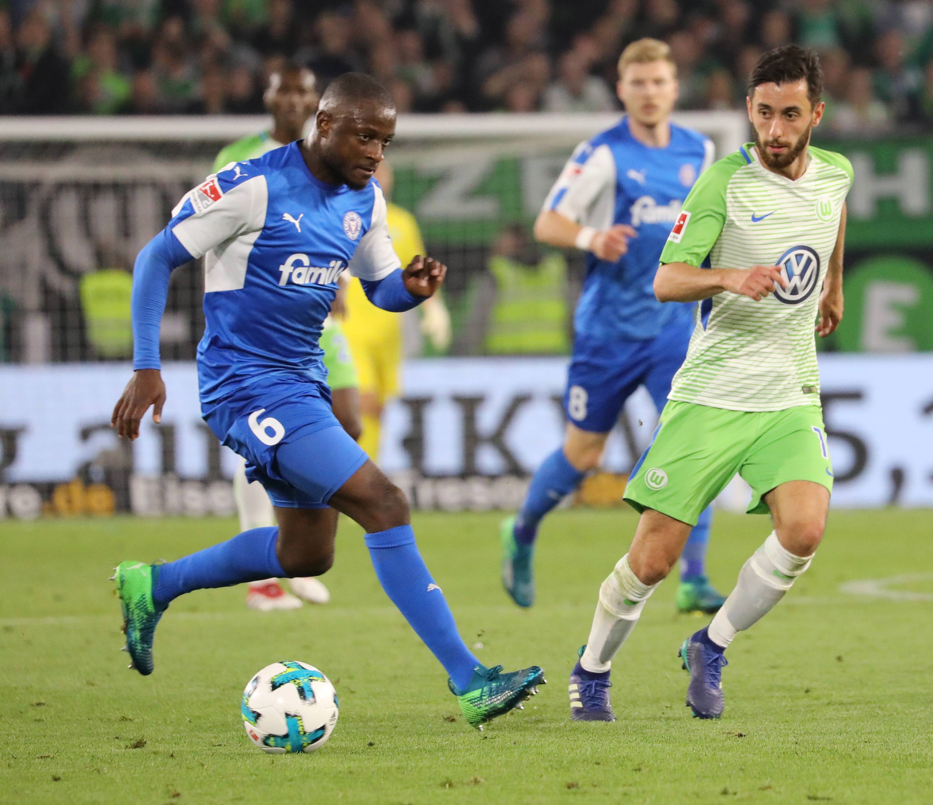 包含沃尔夫斯堡球员训练场上全力备战未来比赛的词条