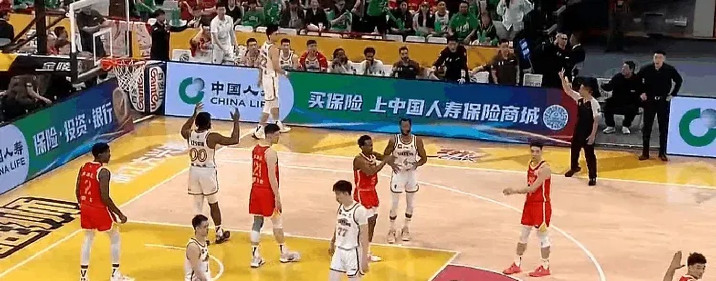 技术犯规引发争议，裁判判罚成焦点的简单介绍