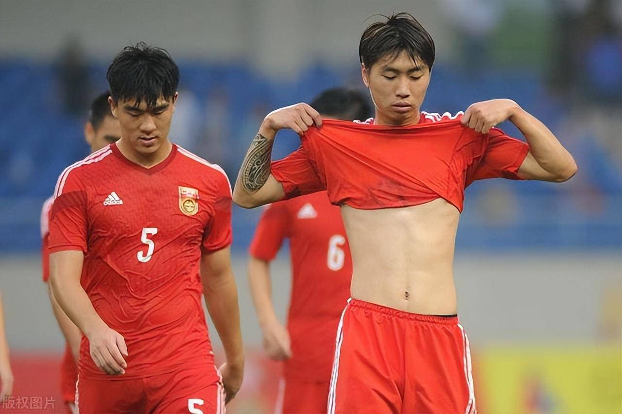 国内足球比赛备受关注，球员们备战气势如虹的简单介绍