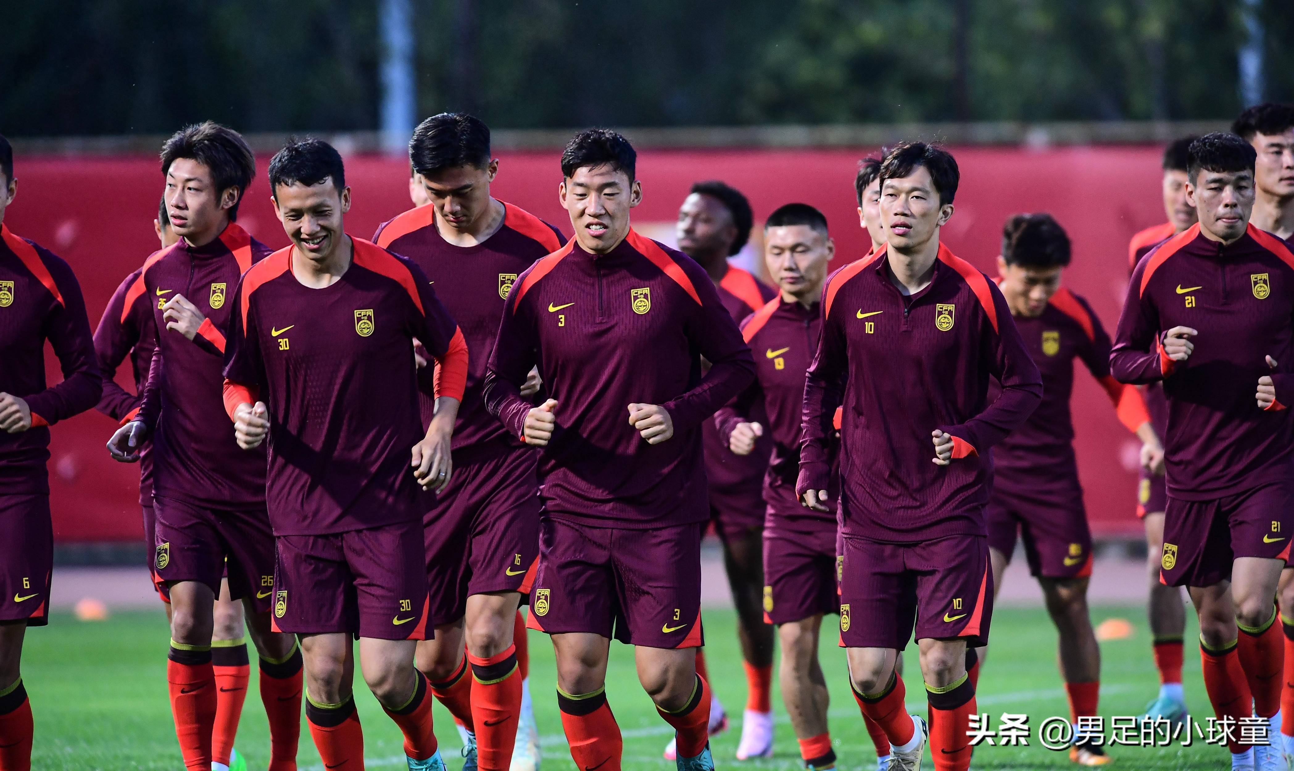 国内足球比赛备受关注，球员们备战气势如虹的简单介绍