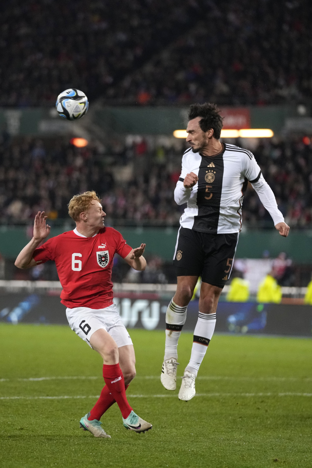 包含德国足球联赛明星表现抢眼，受到球迷热捧的词条