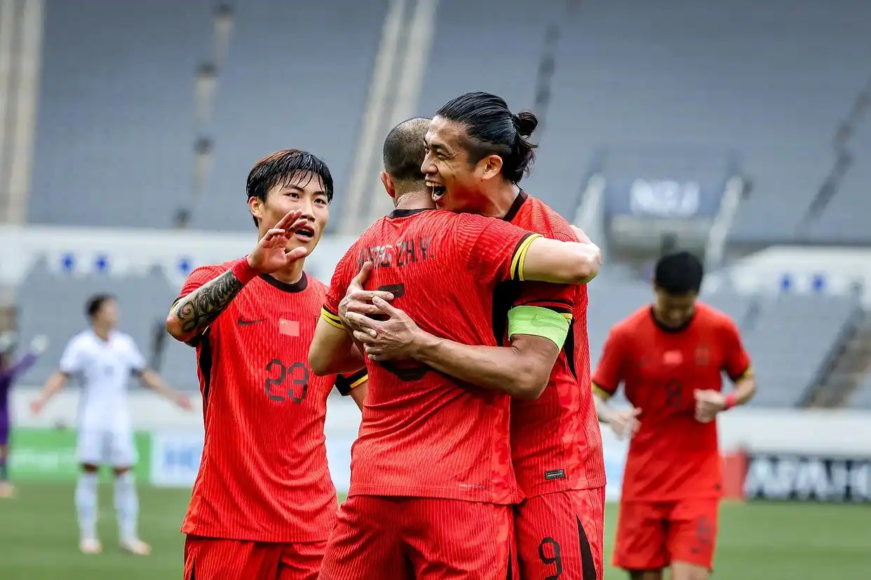 东亚足球锦标赛中球队拼尽全力