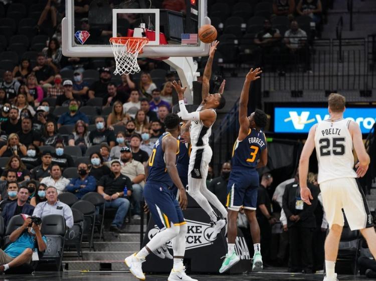 青岛队横扫马刺,米切尔点燃赛场 青岛队横扫马刺,米切尔点燃赛场