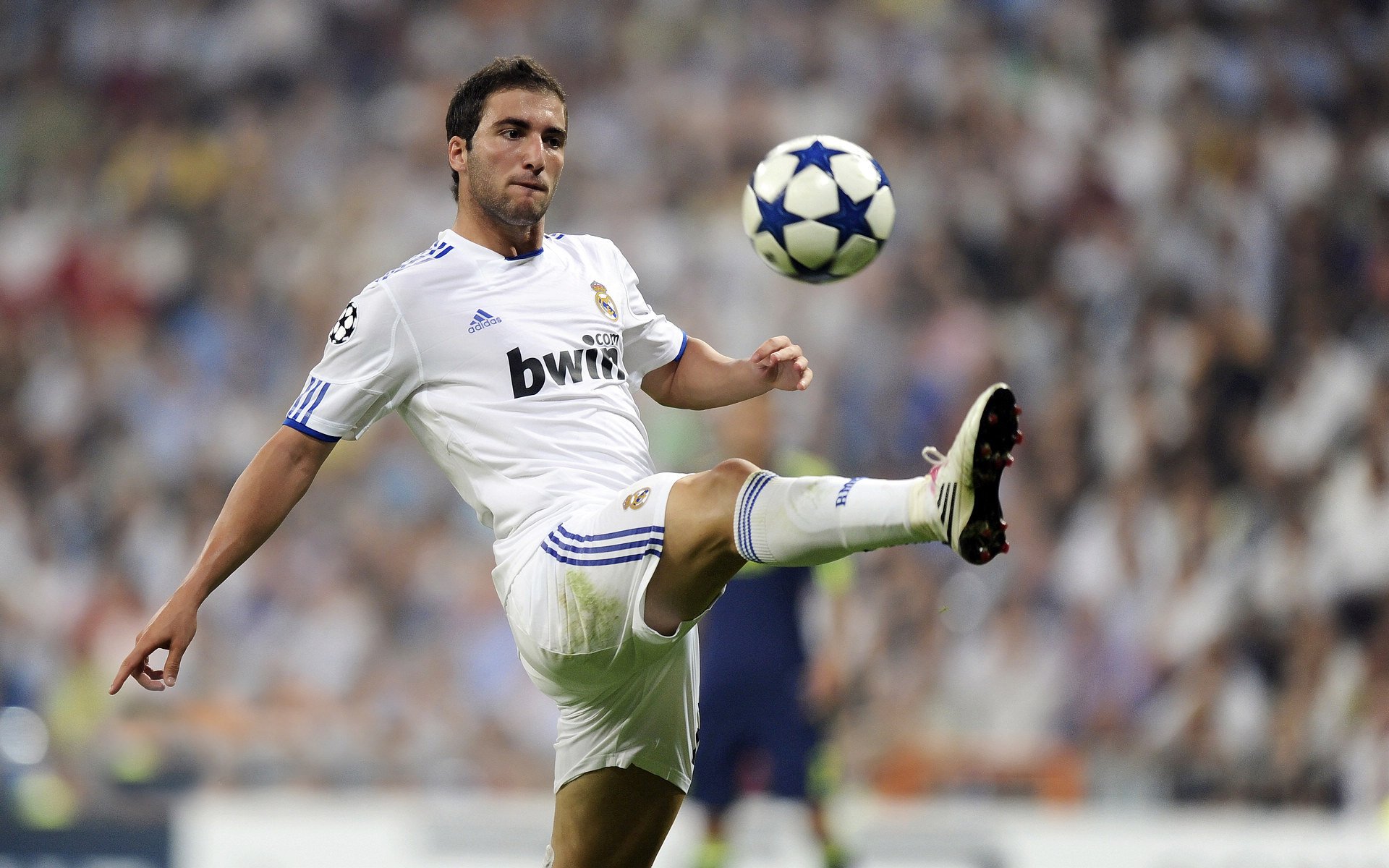 卡塔尔式足球哲学启示录，从德甲争冠焦点战，看现代足球的压制艺术